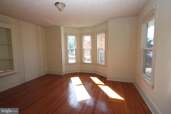 Building Photo - 106 E Williams St