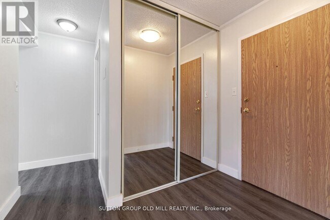Building Photo - 1360-1360 Rathburn Rd E