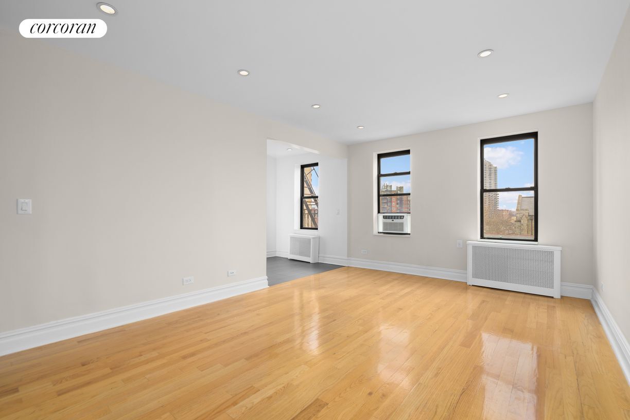 Foto principal - 10920 Queens Blvd