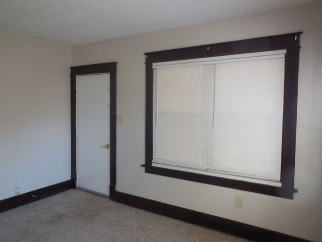 Building Photo - Two Bedroom Home w/Enclosed Sunroom and Pr...