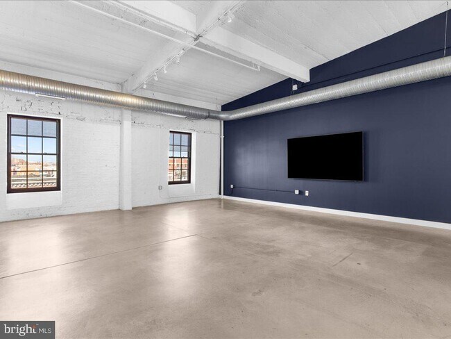 Building Photo - 1220 Bank St