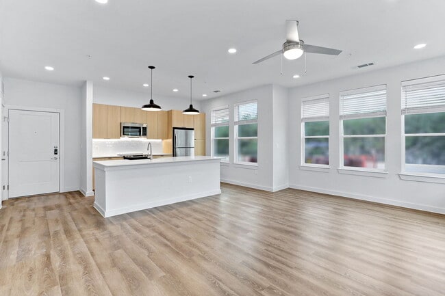 Building Photo - The Reserve at Alamo Ranch