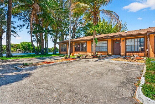 Foto del edificio - 10351 Juniper Ct