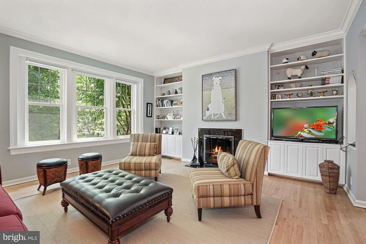Primary Photo - 2231 Bancroft Pl NW