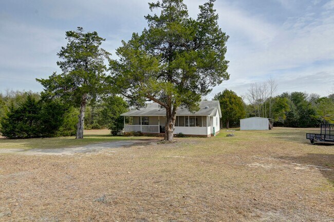 Building Photo - Rental home available on over 2 acres of land!