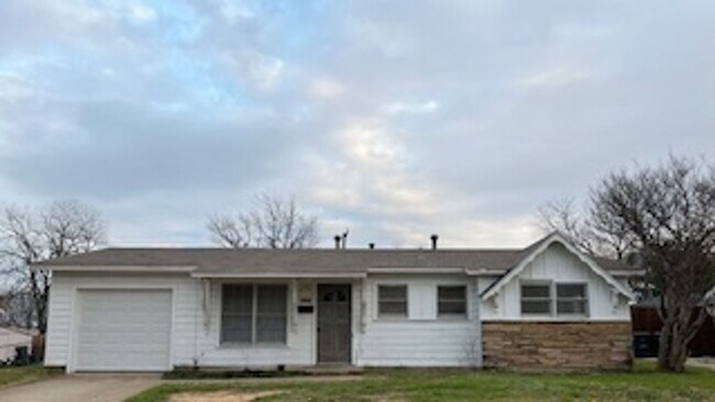 Building Photo - Ready for New Tenants- 3 Bedroom, 1.5 Bath in North Riverside- FWISD- 76111