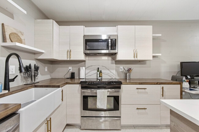 Building Photo - 215 Live Oak Ave E