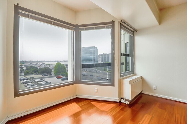 Foto del edificio - 6363 Christie Ave