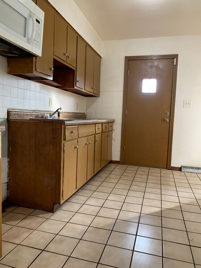 Building Photo - Big 3 Bedroom Home with Garage For Rent