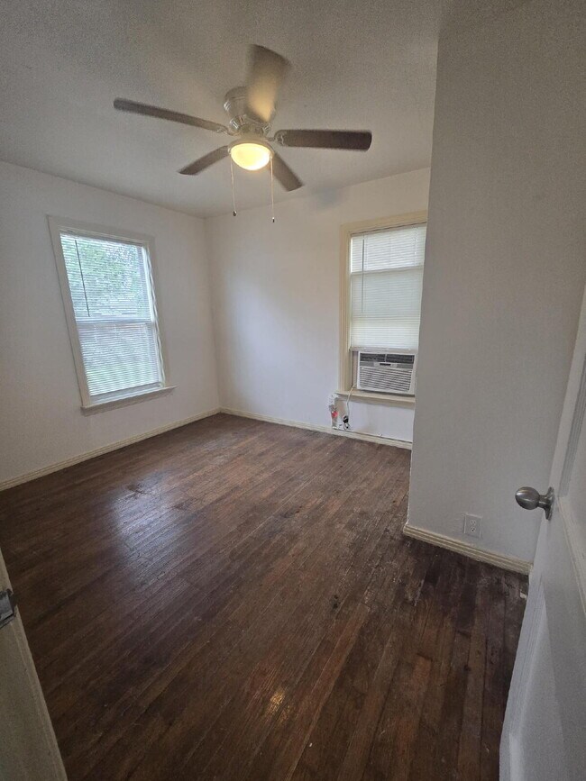 Building Photo - "Charming Retreat: Cozy 2-Bedroom Home with Guest Suite & Hardwood Floors in Cresson, TX!"