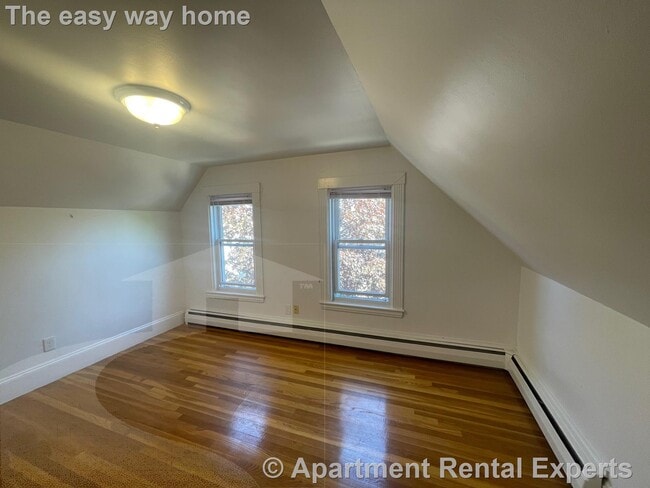 Building Photo - Tufts 1+ Bedroom - Hardwood Floors, Very s...
