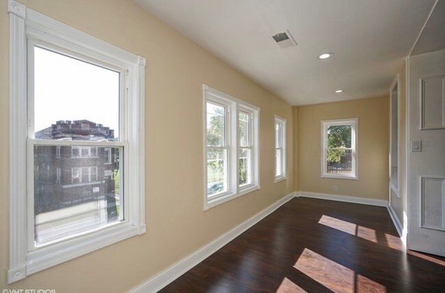 Front loft - 162 N La Crosse Ave
