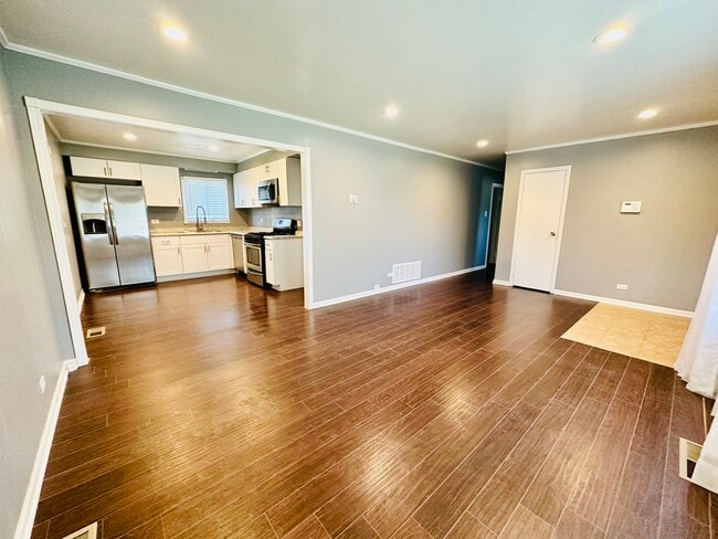Building Photo - 420 Indianwood Blvd