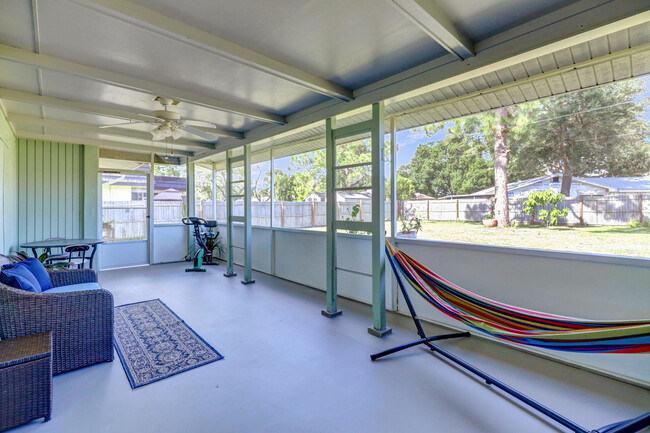 Building Photo - 777 SE Floresta Dr