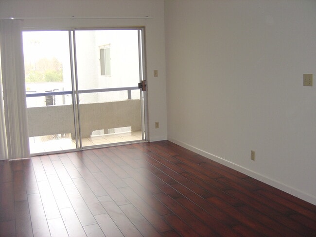 Building Photo - 525 N Ardmore Ave