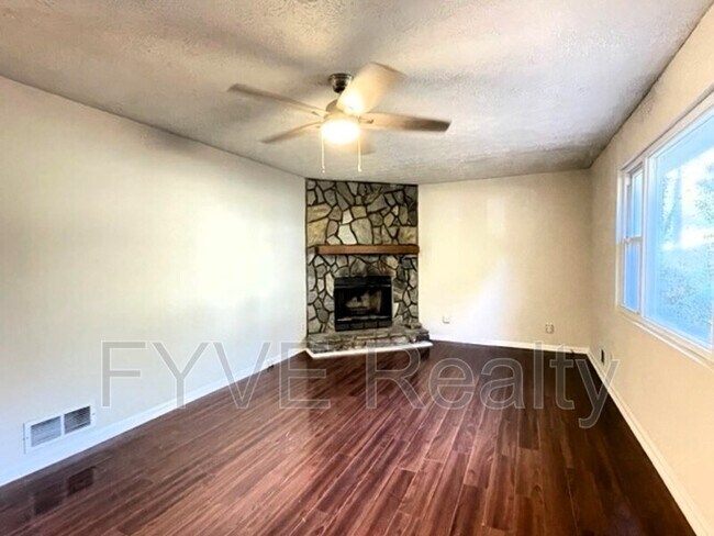 Building Photo - 391 Donfred Dr SW