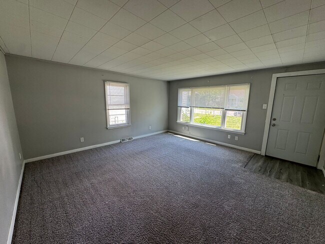 Building Photo - 2 bedroom 1 bath home in East Moline