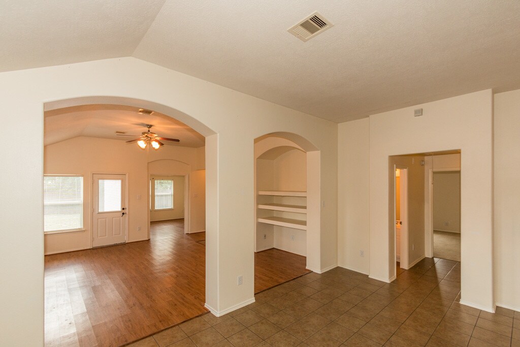Building Photo - 24902 Rosevale Ct
