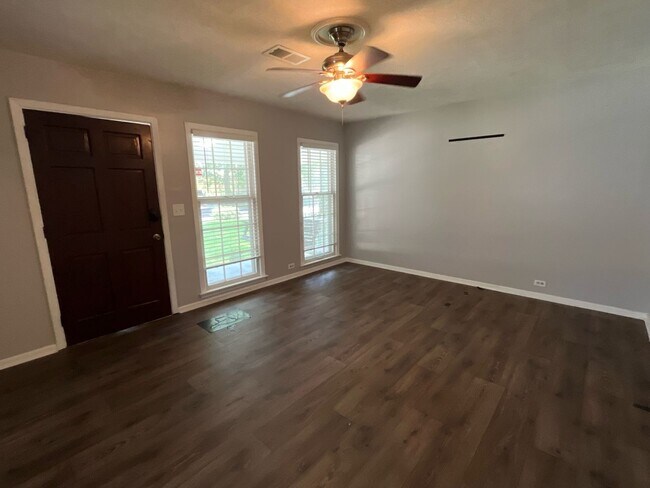 Foto del edificio - 3 bedroom 1 bath home walking/biking distance to campus