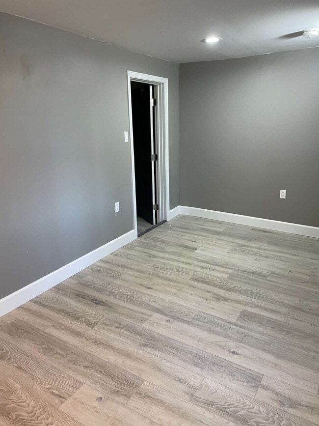 Building Photo - NEW 4 Bedroom Remodel with GARAGE!