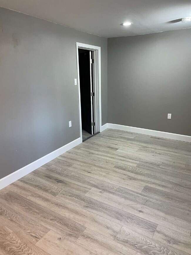 Foto del edificio - NEW 4 Bedroom Remodel with GARAGE!