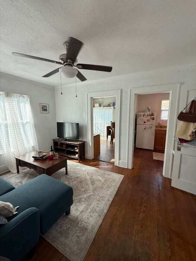 Sala de estar con vista a la cocina y oficina/comedor. - 246 21st Ave N