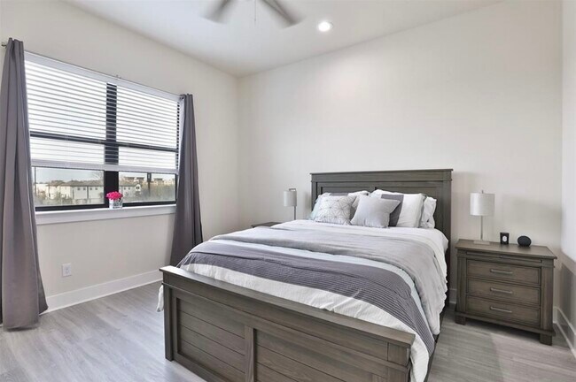 Building Photo - 4104 Marina St