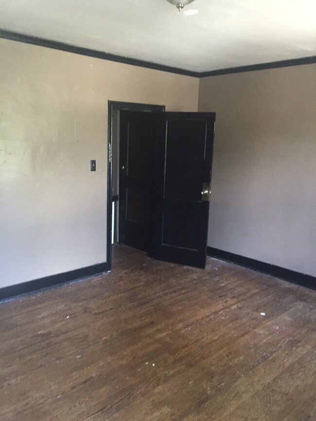 Building Photo - 3377 Parkview Ave