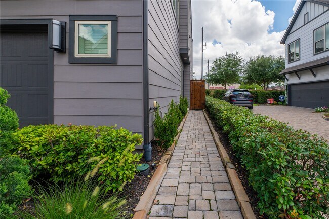 Foto del edificio - 963 Lilly Flower Ln