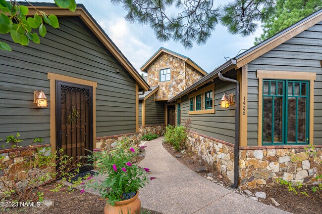Building Photo - 1426 E Castle Hills Dr