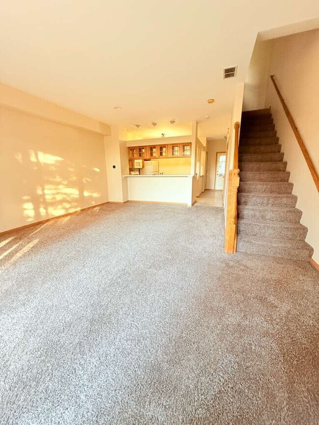 Foto del edificio - 705 Blossom Ct