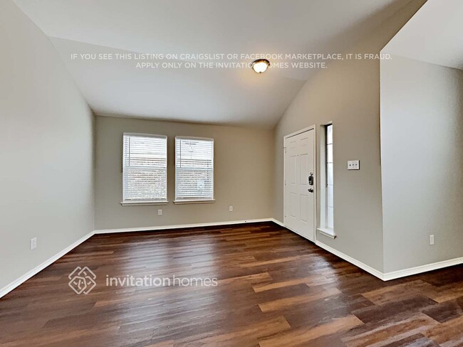 Foto del edificio - 9016 Heartwood Dr