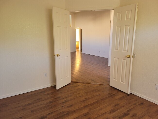 Foto del edificio - NW 4 Bedroom 2.5 Bath Home Available now!