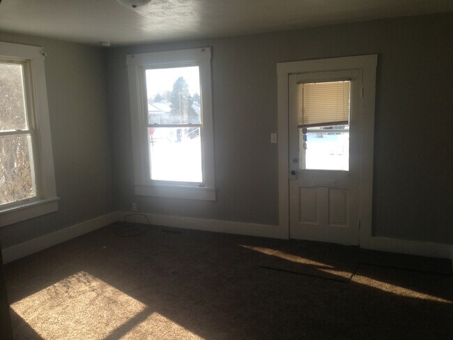 Foto del edificio - Newly REMODELED!!!! Spacious 3bd/1bth single family house, quiet neighborhood!