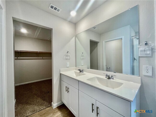 Foto del edificio - 245 New Albany Ln