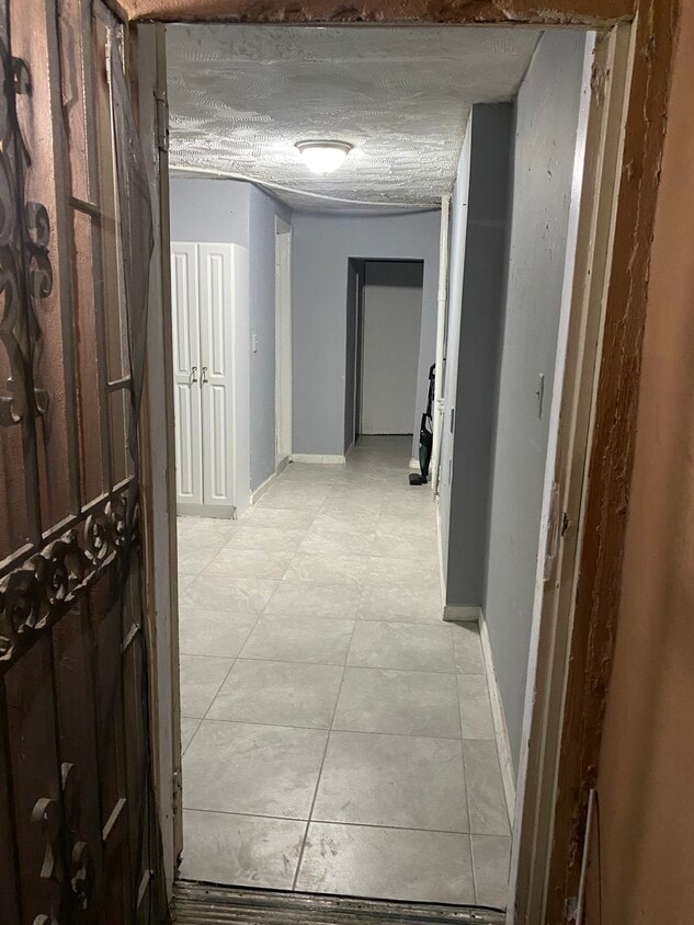 Entrada por la puerta principal... - 1030 NW 120th St