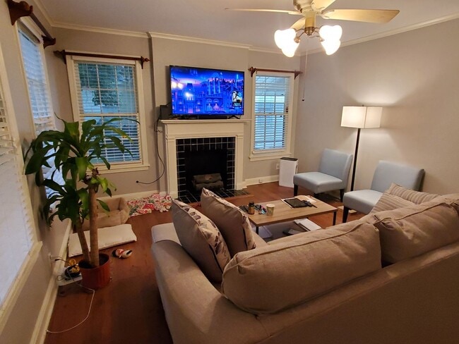 Building Photo - Broadmoor Beauty !!