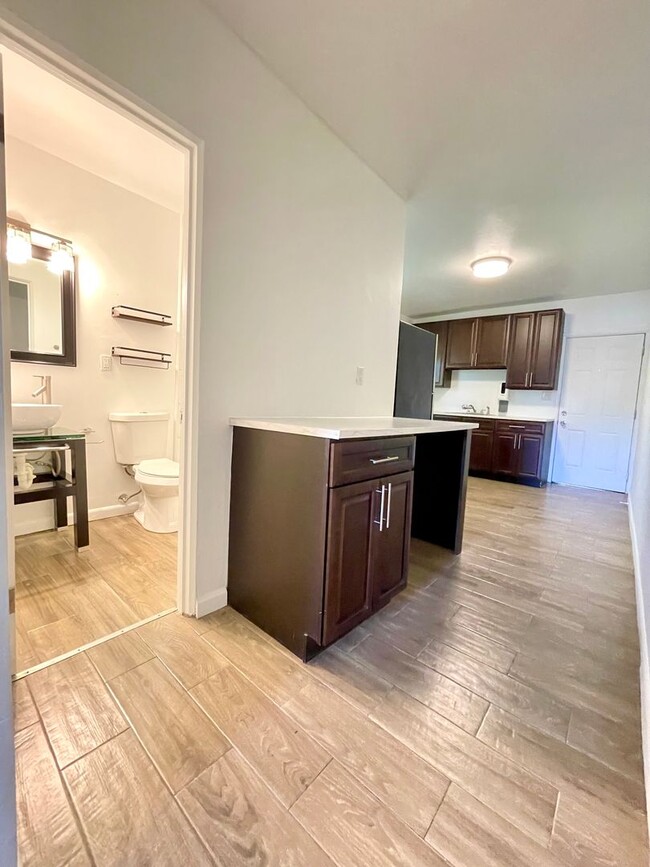 Building Photo - Newly Renovated 1 bedroom 1 bath Downtown ...