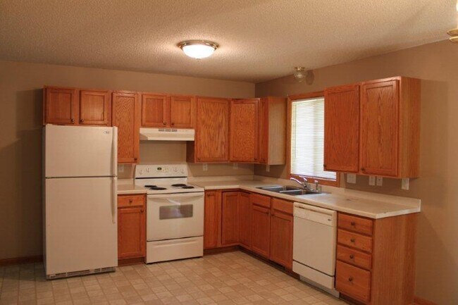 Foto del edificio - 3 Bedrooms, 1 Bathroom Single Family Home on End in Brainerd, MN w/2 car attached garage