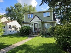 Building Photo - 131 Island Ave