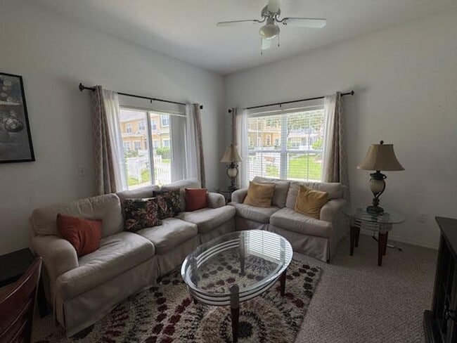 Building Photo - Fully Furnished 4 Bedroom 3 Bathroom Townh...