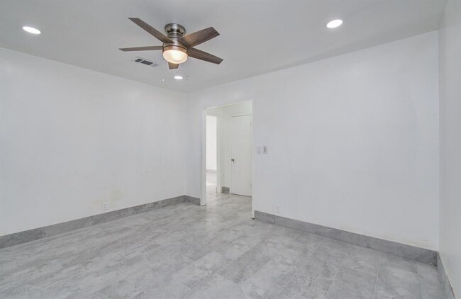 Building Photo - 502 Guyer St
