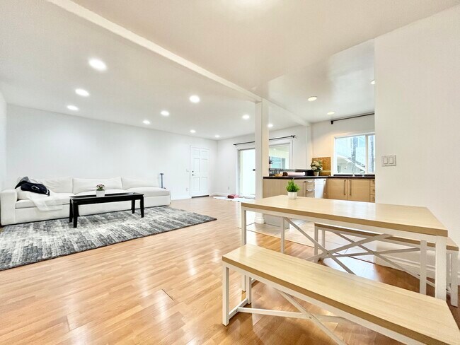 Foto del edificio - 5860 Hazeltine Ave