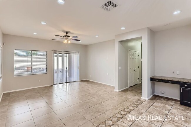 Foto del edificio - Spacious 4-Bedroom Home in Surprise, AZ! C...