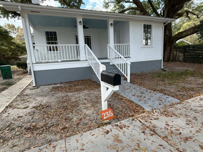 Building Photo - Stunning Renovated 3bedroom 2.5 bathroom Cottage