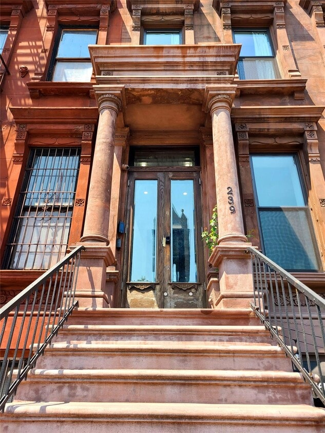Primary Photo - 239 Lenox Ave