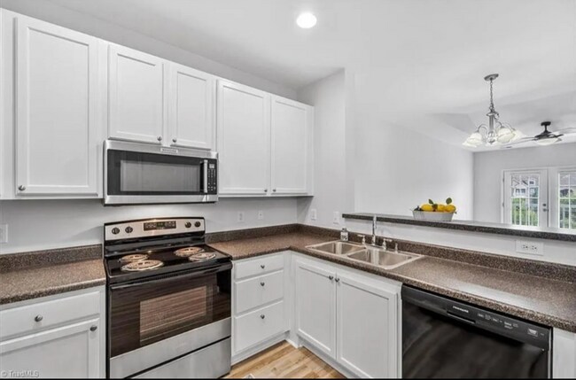 Foto del edificio - 7106 W Friendly Ave