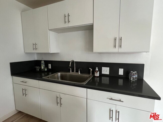 Foto del edificio - 2023 Reservoir St