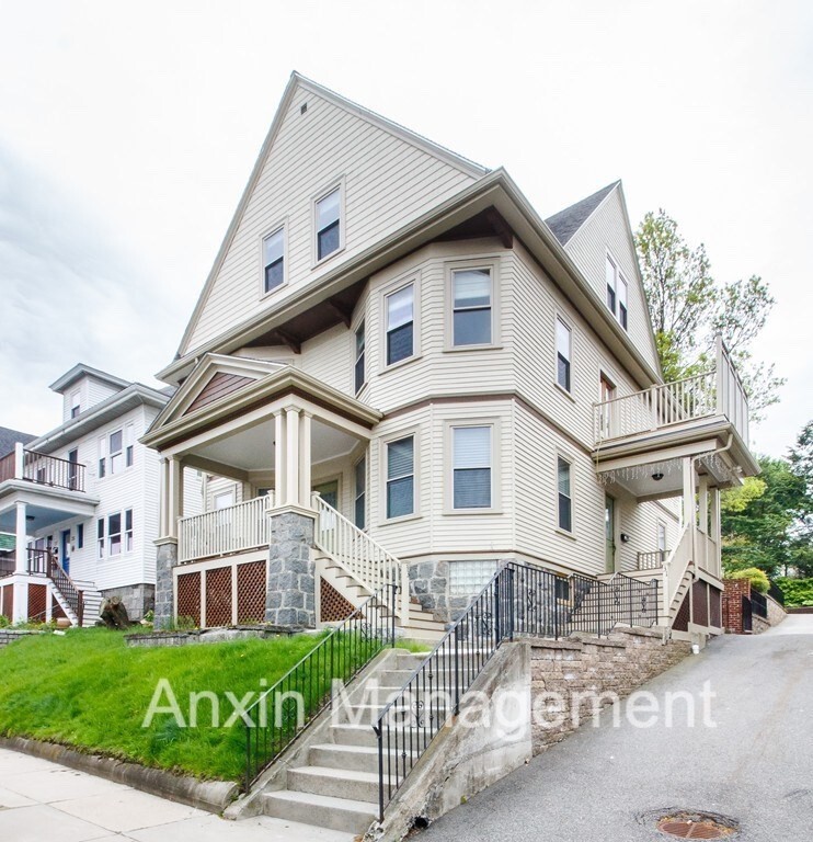 Primary Photo - 33 Mapleton St