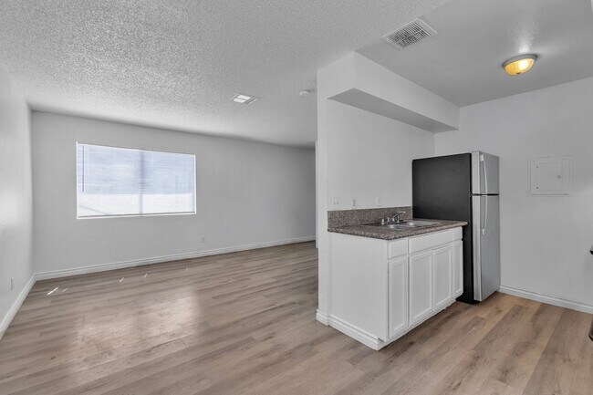 Building Photo - 2508 E Mesquite Ave